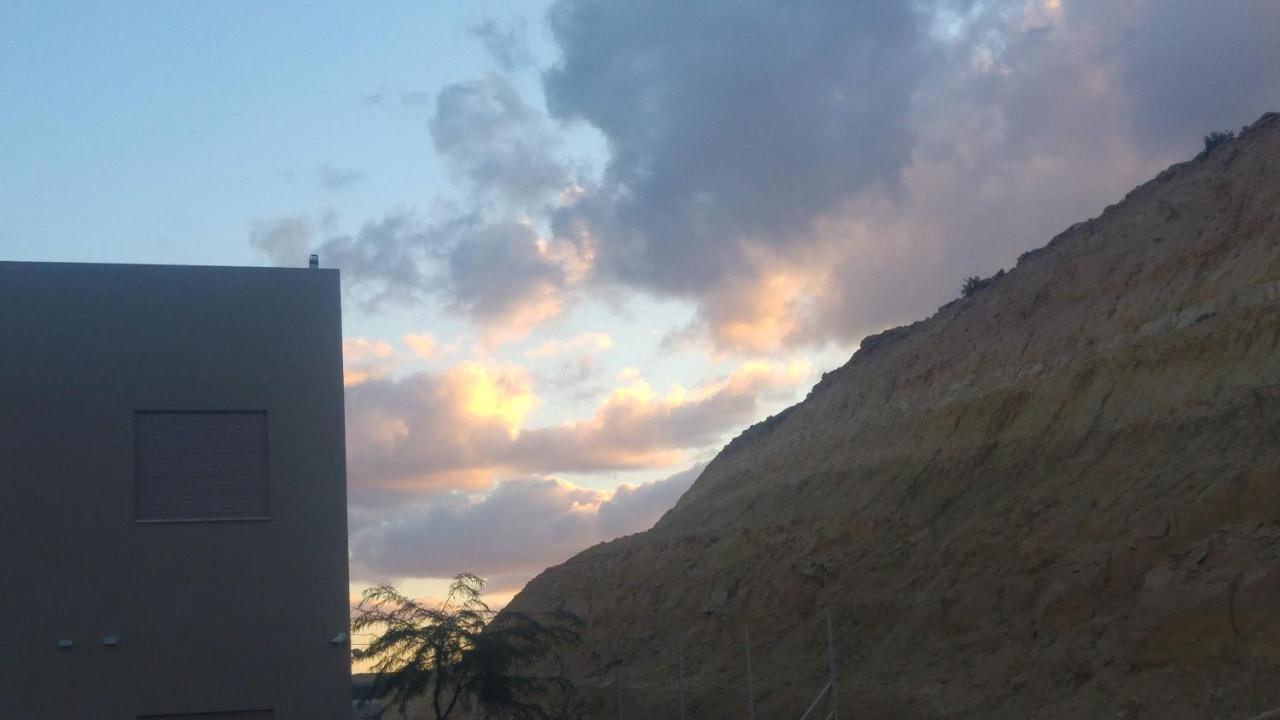 הבית ליד המצוק By The Cliff Mitzpe Ramon Exterior foto